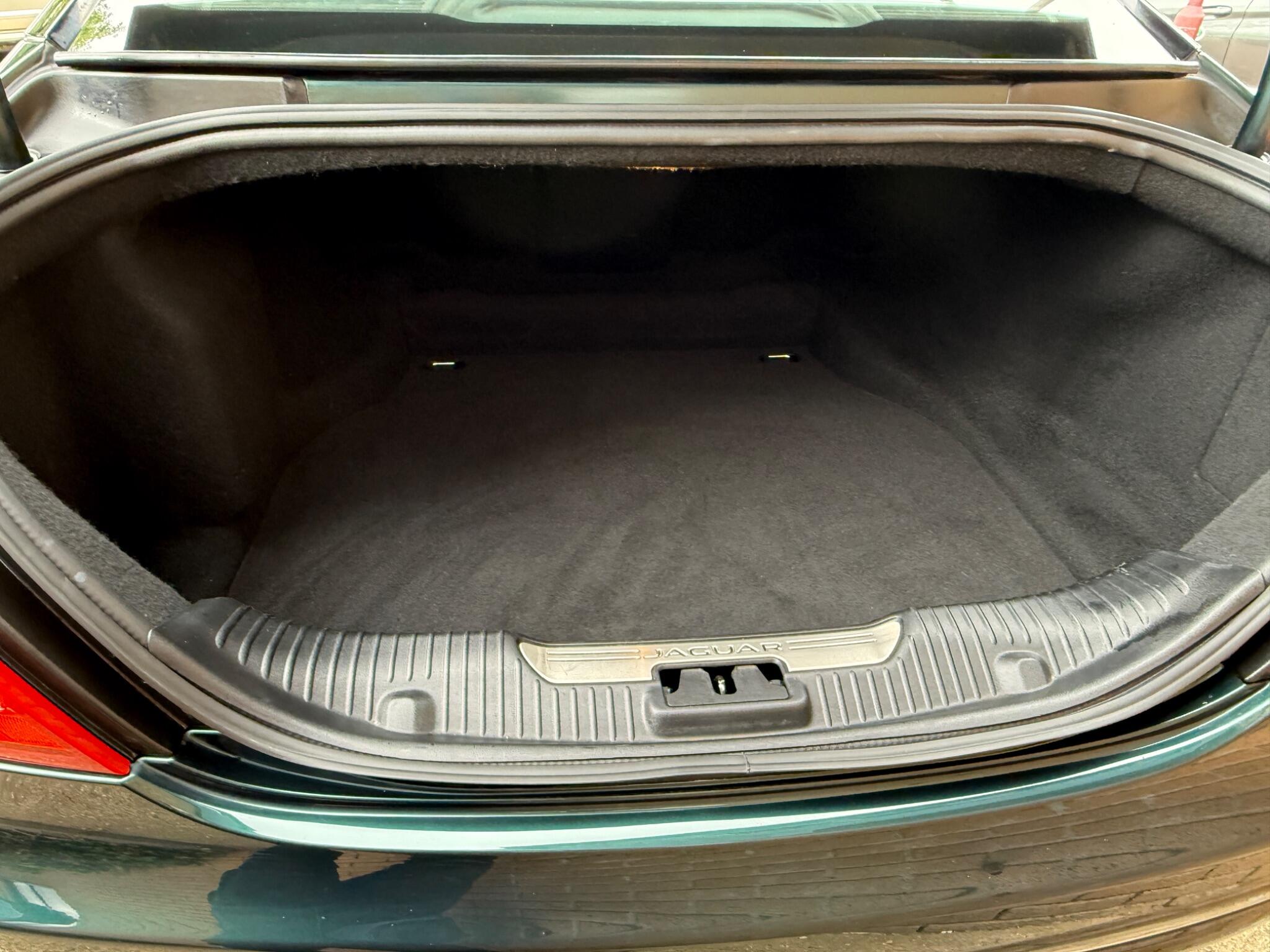 Jaguar XJ view 9