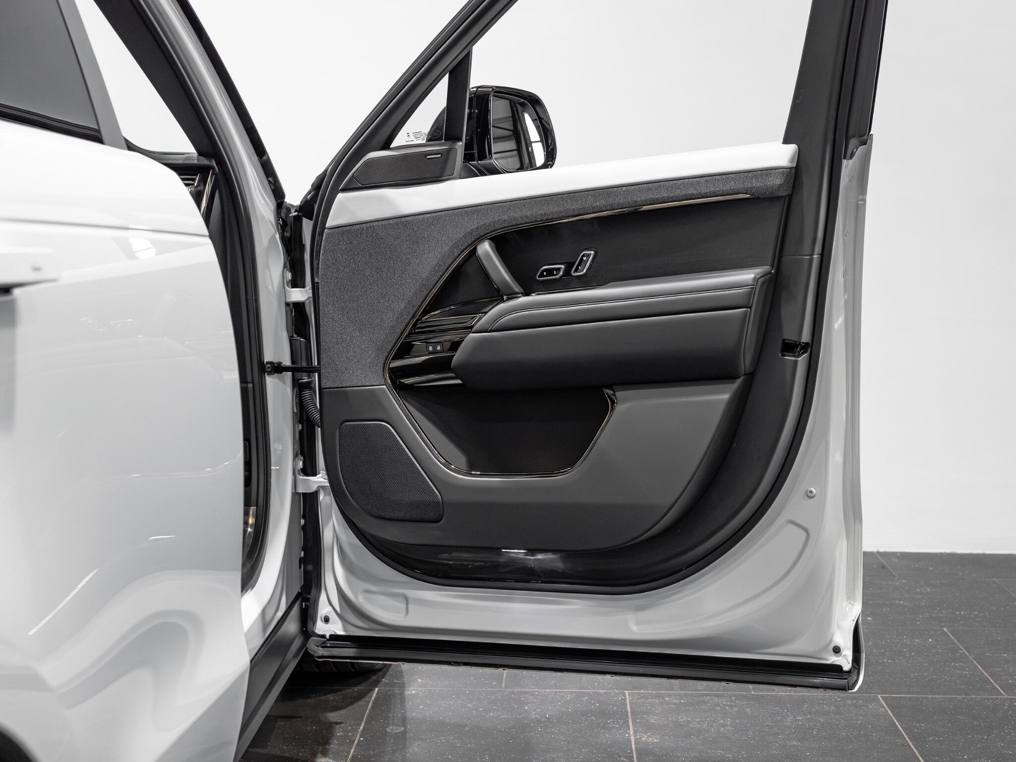 Land Rover Range Rover Sport view 22