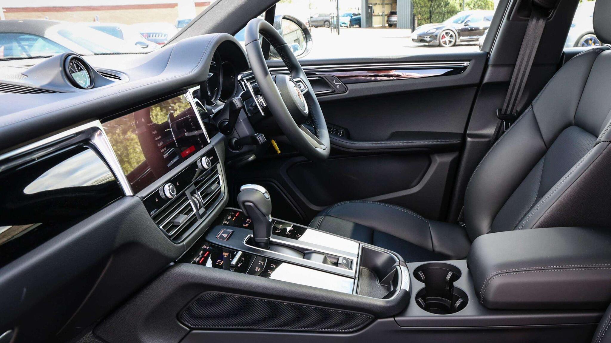 Porsche Macan view 9