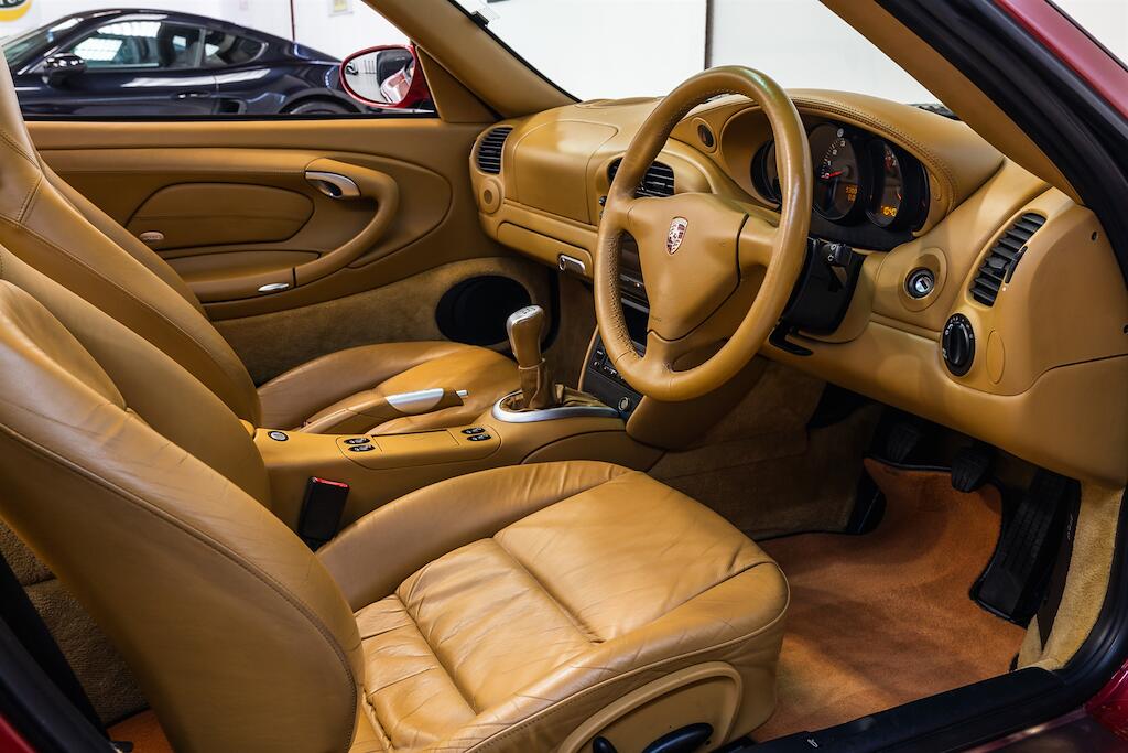 Porsche 911 view 7