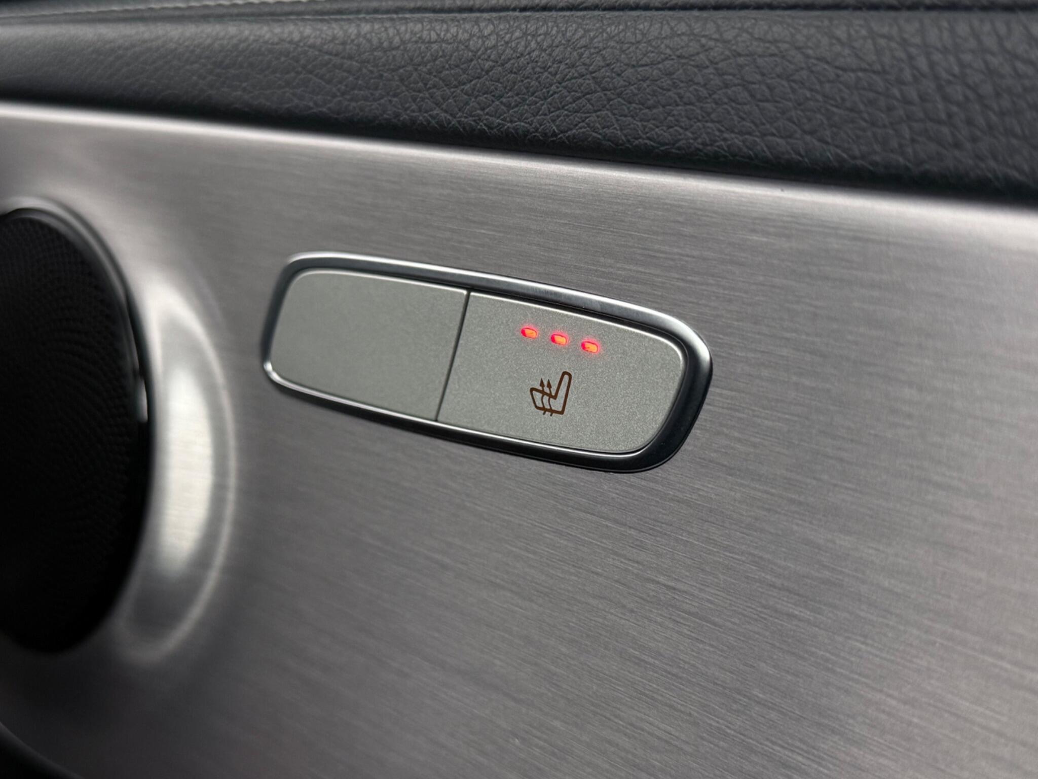 Mercedes-Benz C-Class view 32