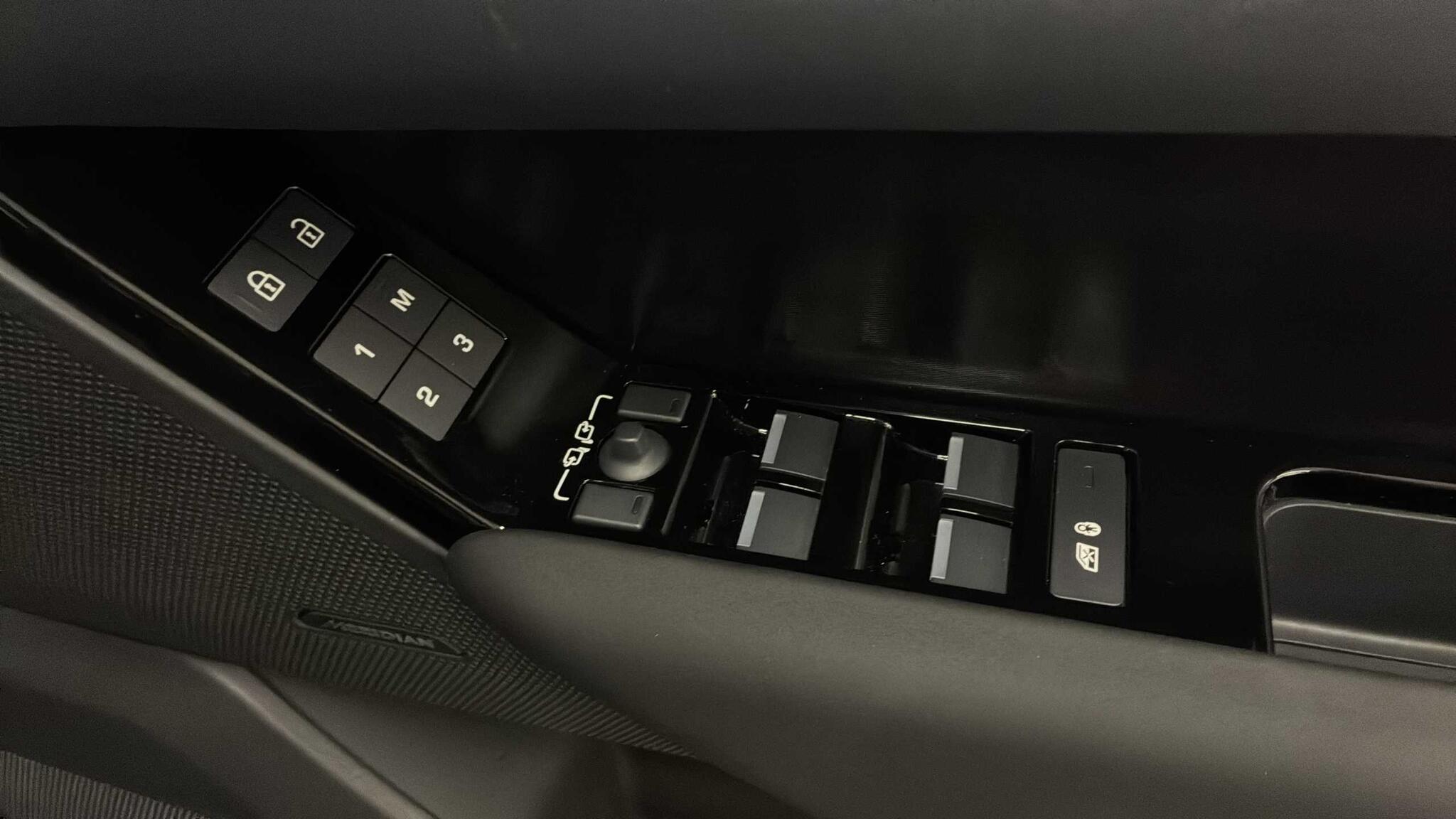 Land Rover Range Rover Velar view 29