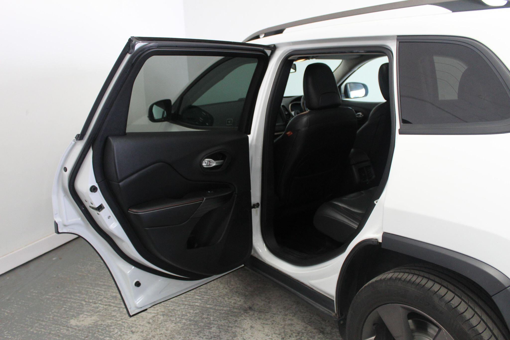 Jeep Cherokee view 31