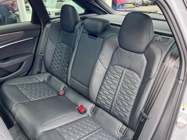 Audi RS6 Avant view 10
