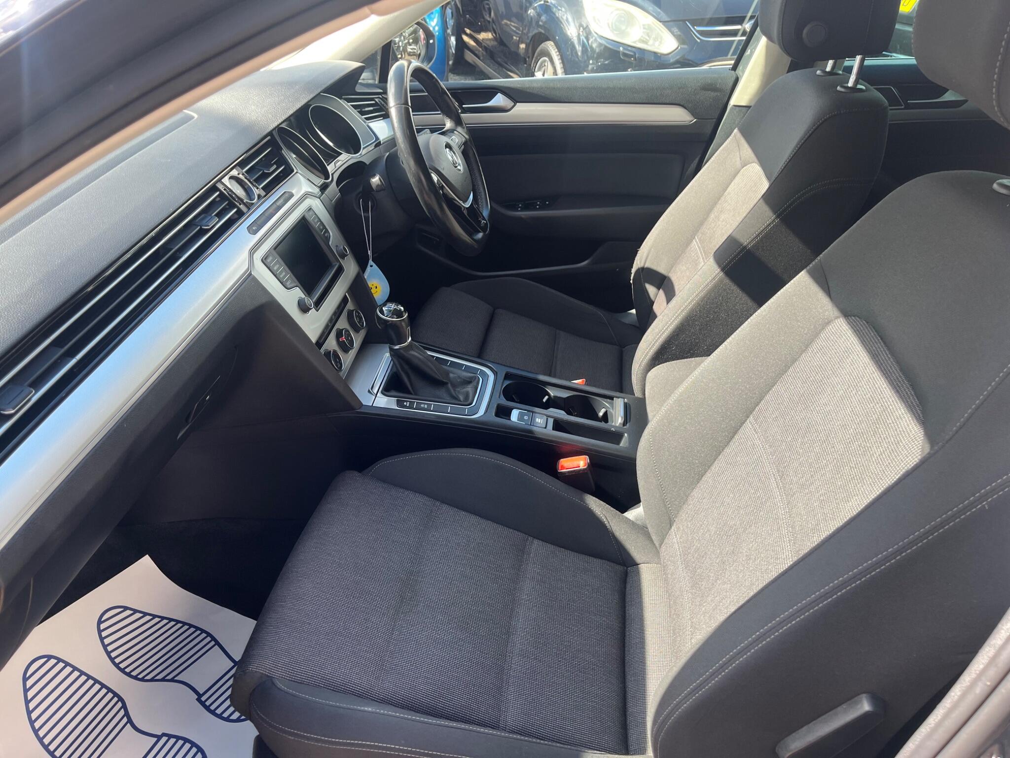 Volkswagen Passat view 11