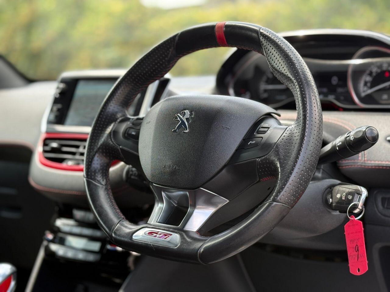 Peugeot 208 view 9