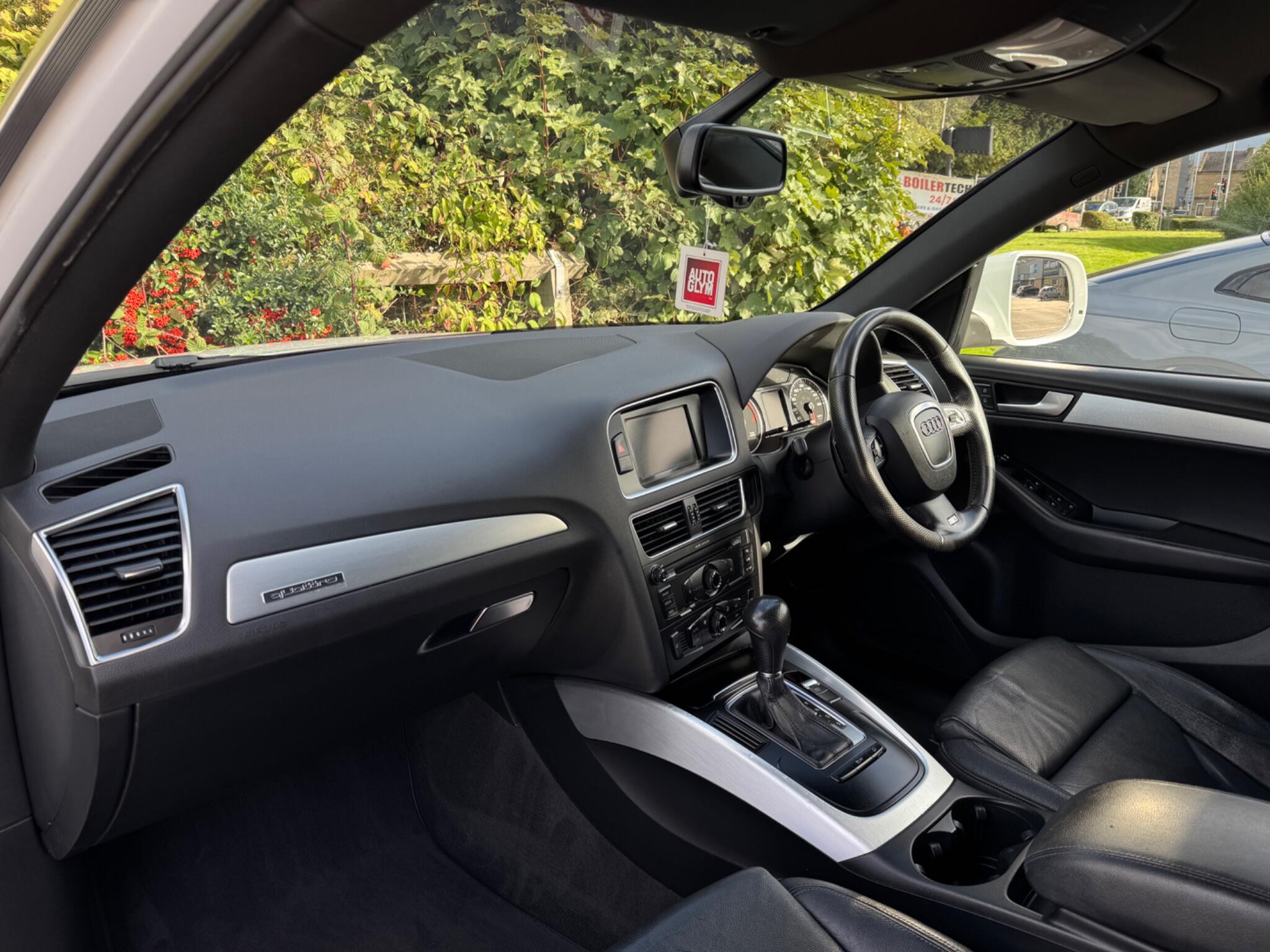 Audi Q5 view 12