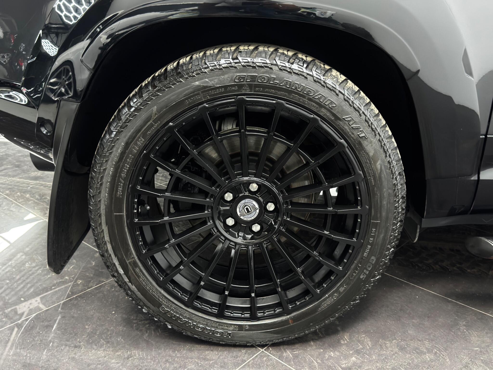 Land Rover Defender view 64