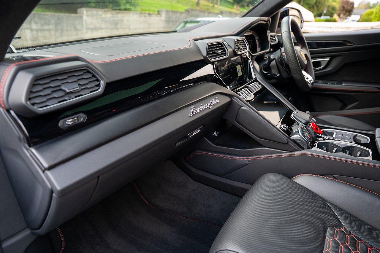 Lamborghini Urus view 75