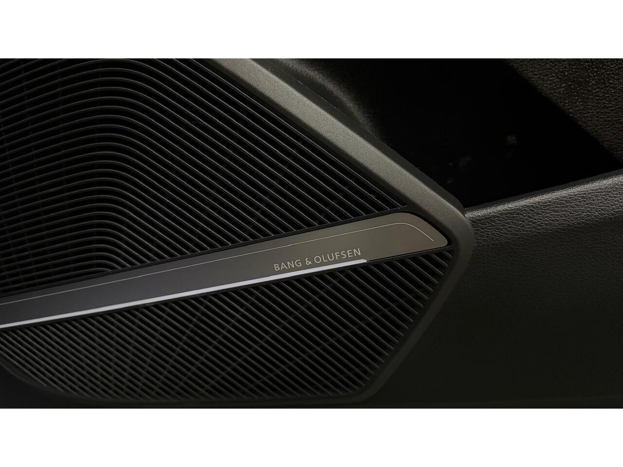 Audi SQ5 view 32