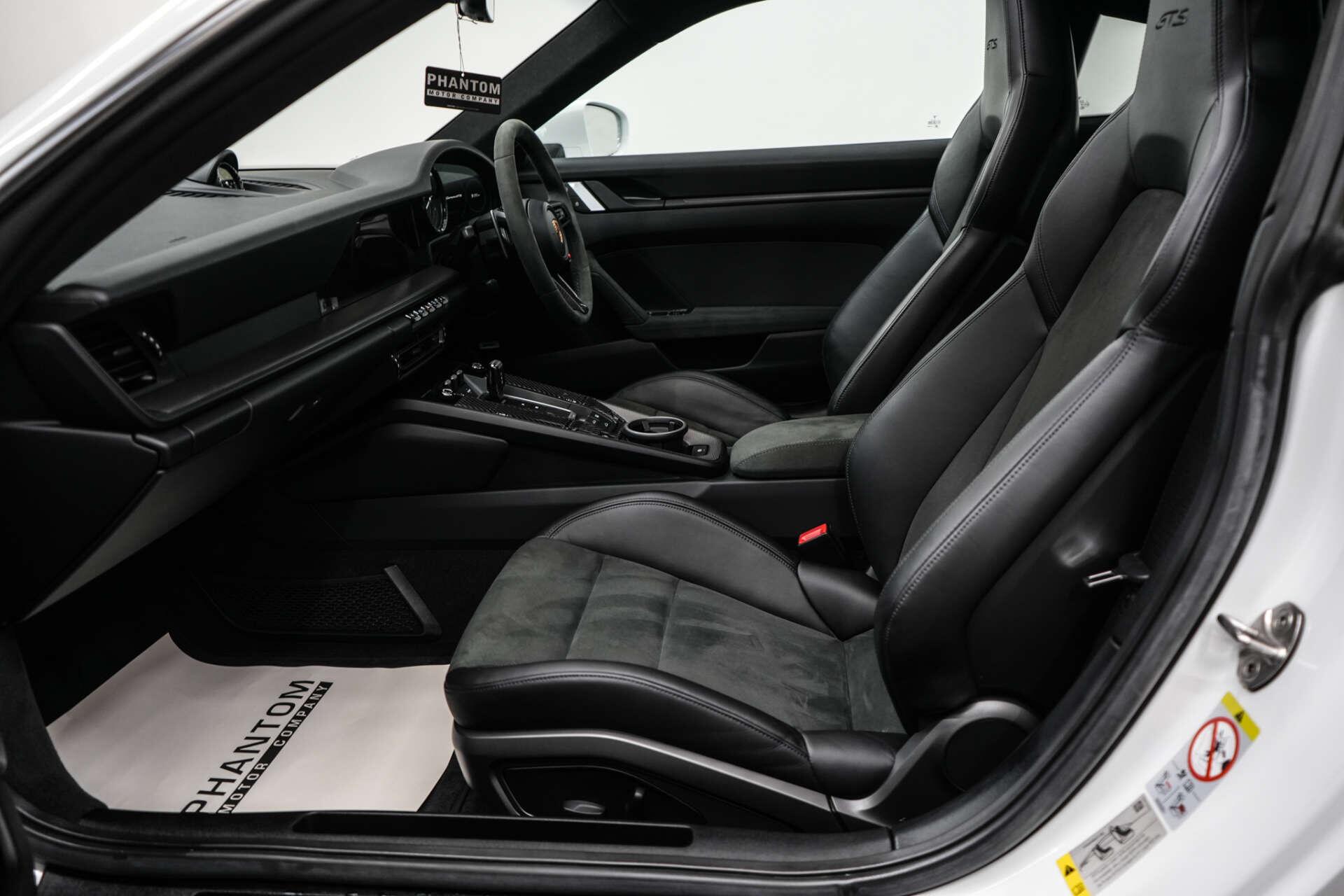 Porsche 911 view 33