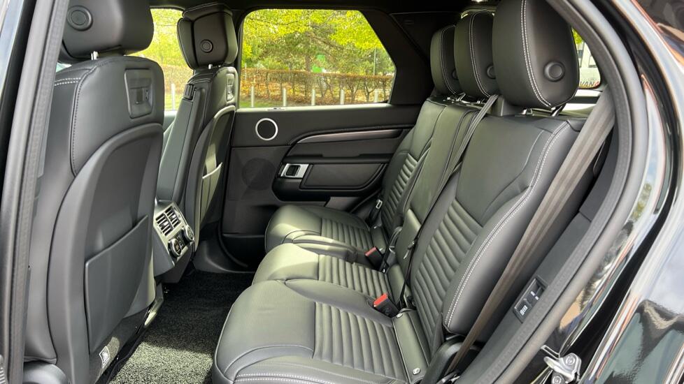 Land Rover Discovery view 4
