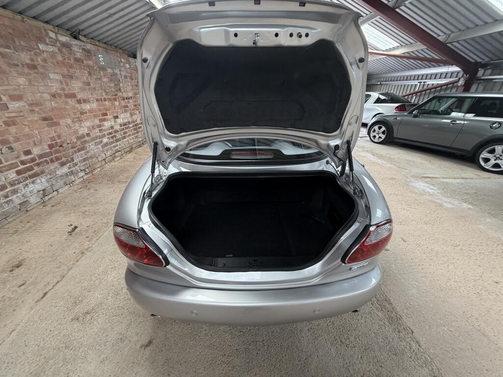 Jaguar XK8 view 23