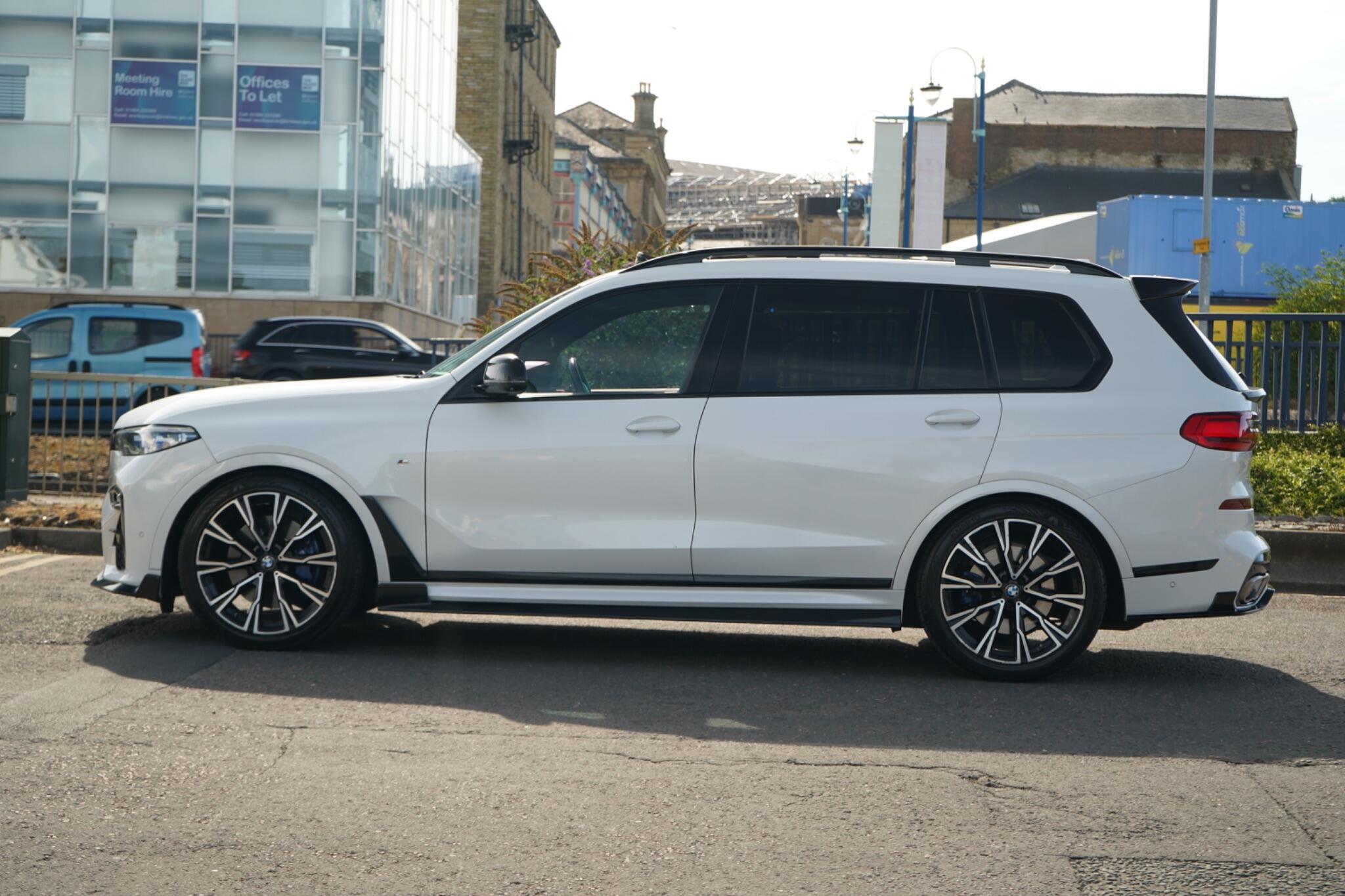 BMW X7 view 9