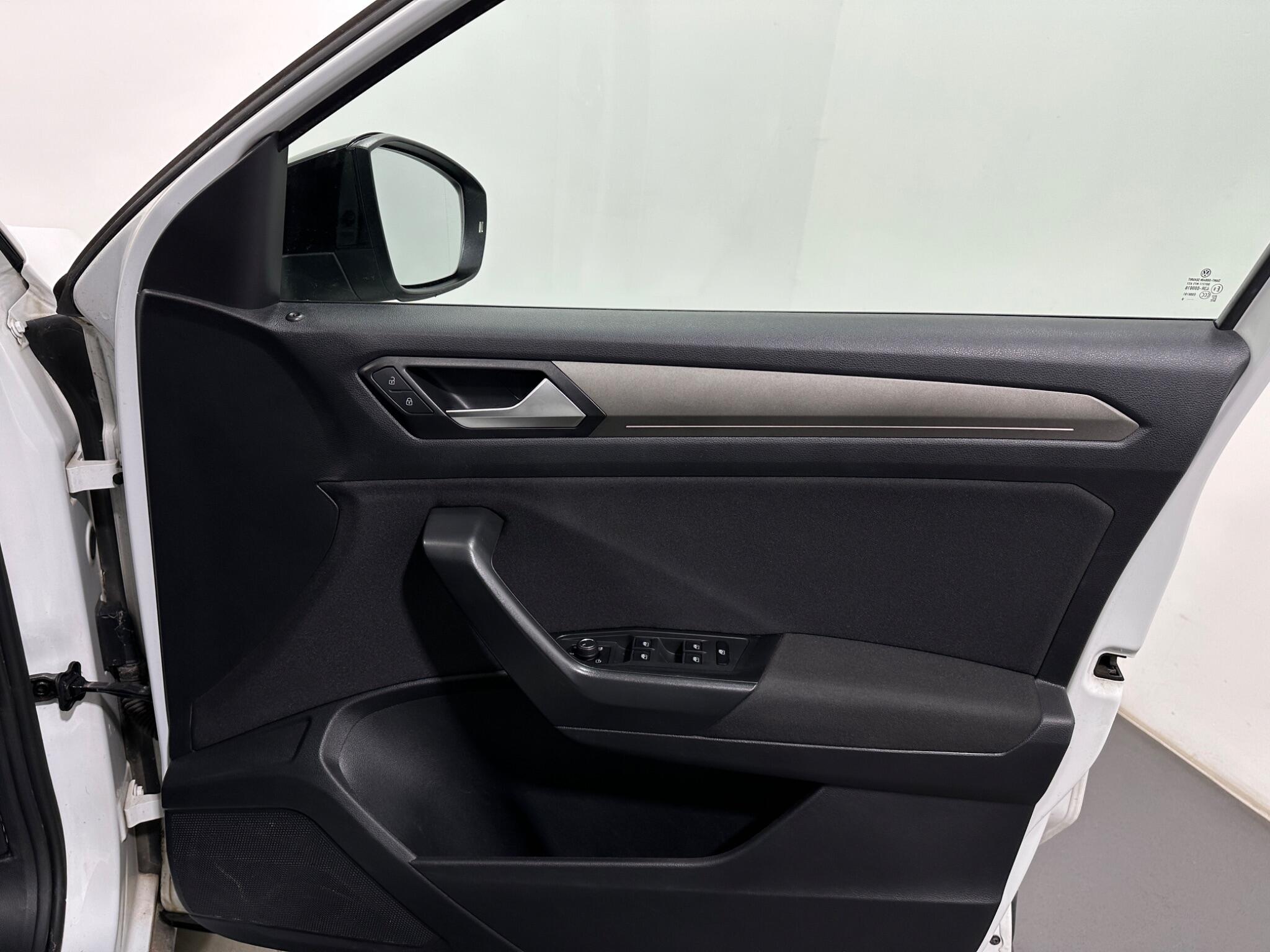 Volkswagen T-Roc view 33