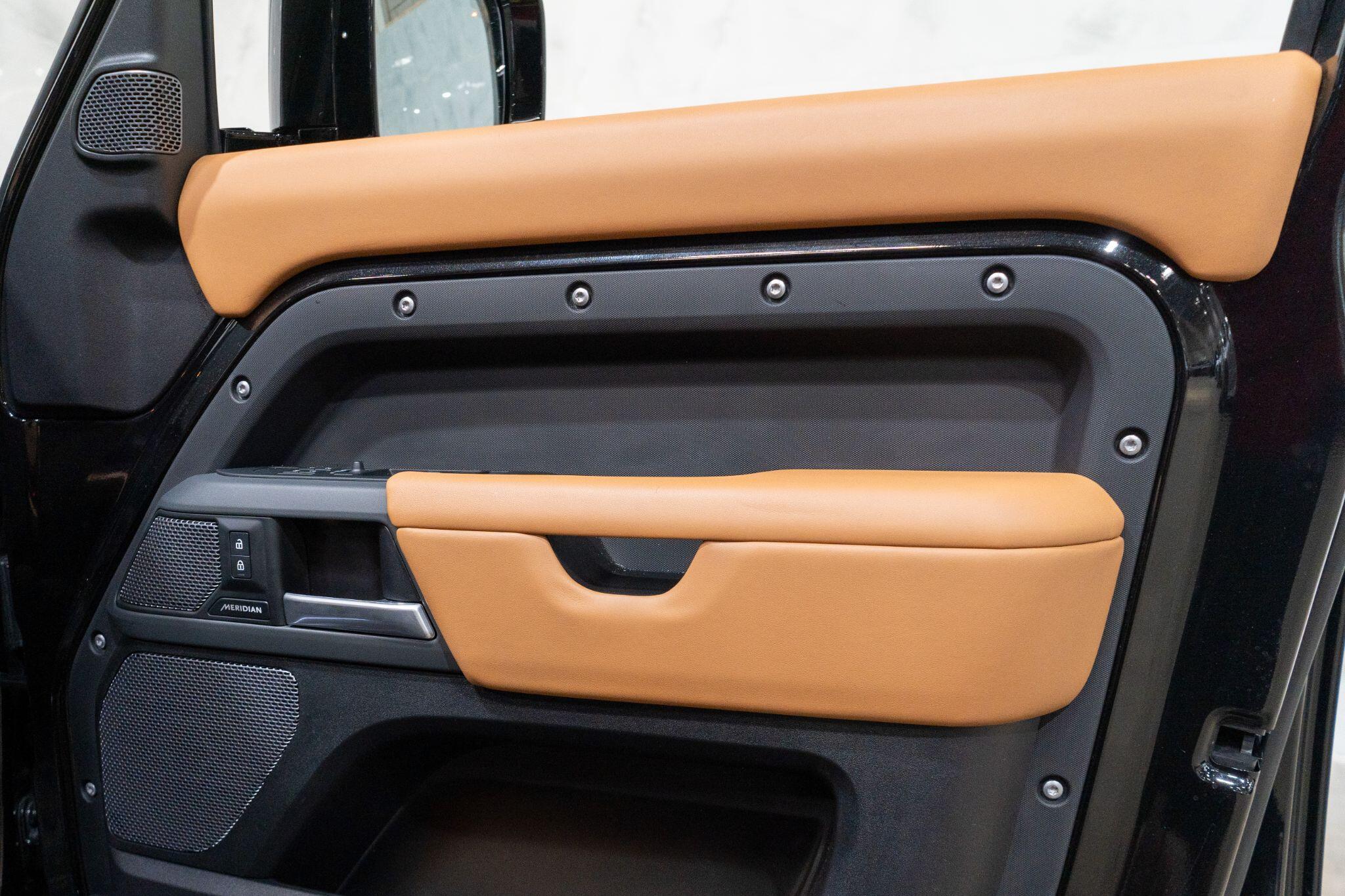 Land Rover Defender view 24