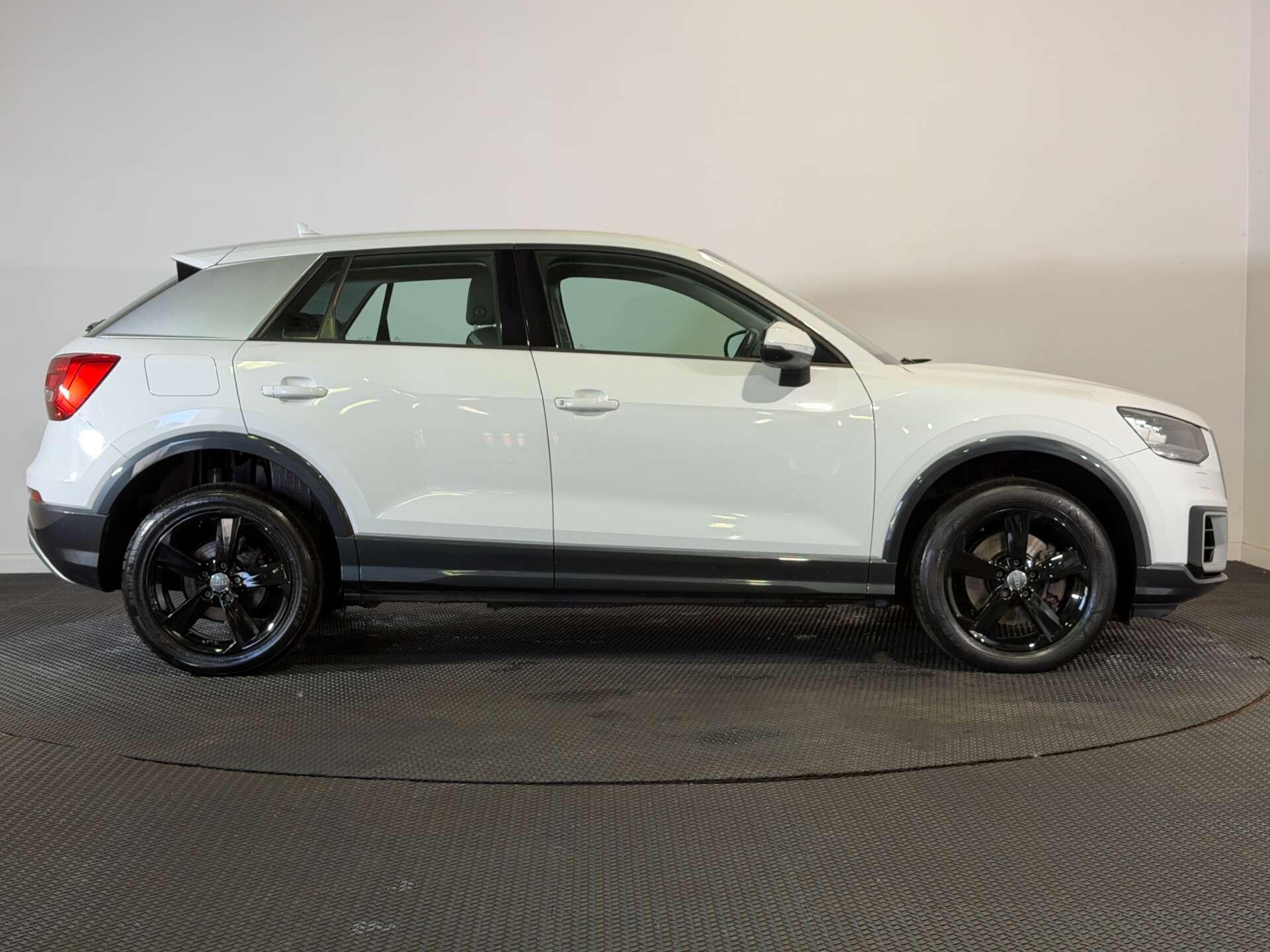 Audi Q2 view 8