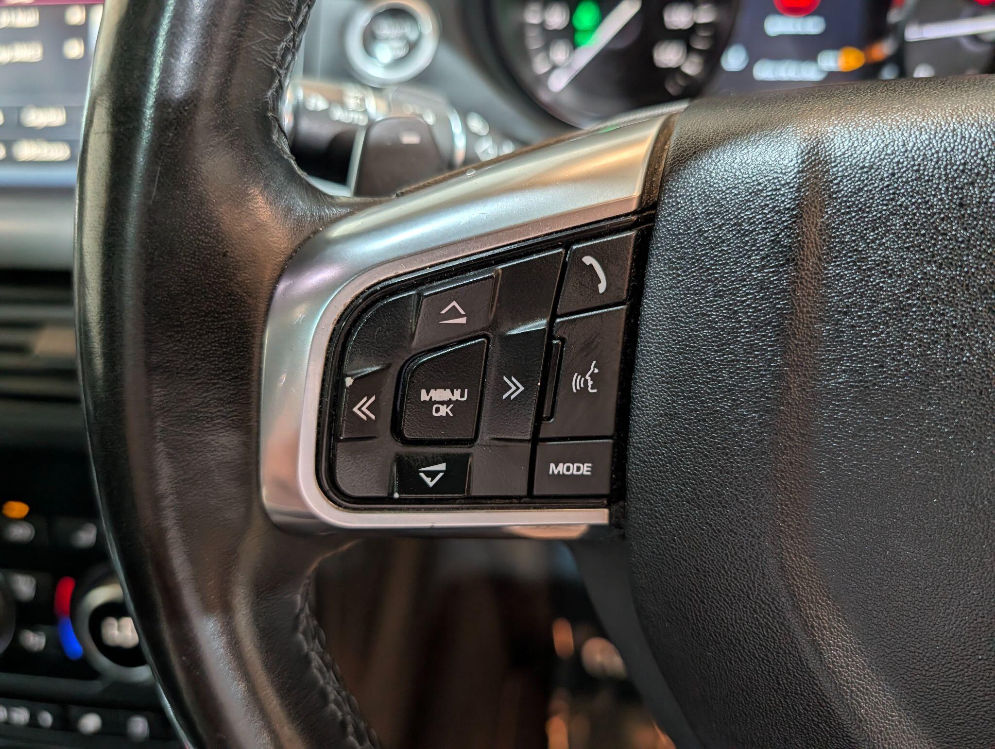 Land Rover Discovery Sport view 34