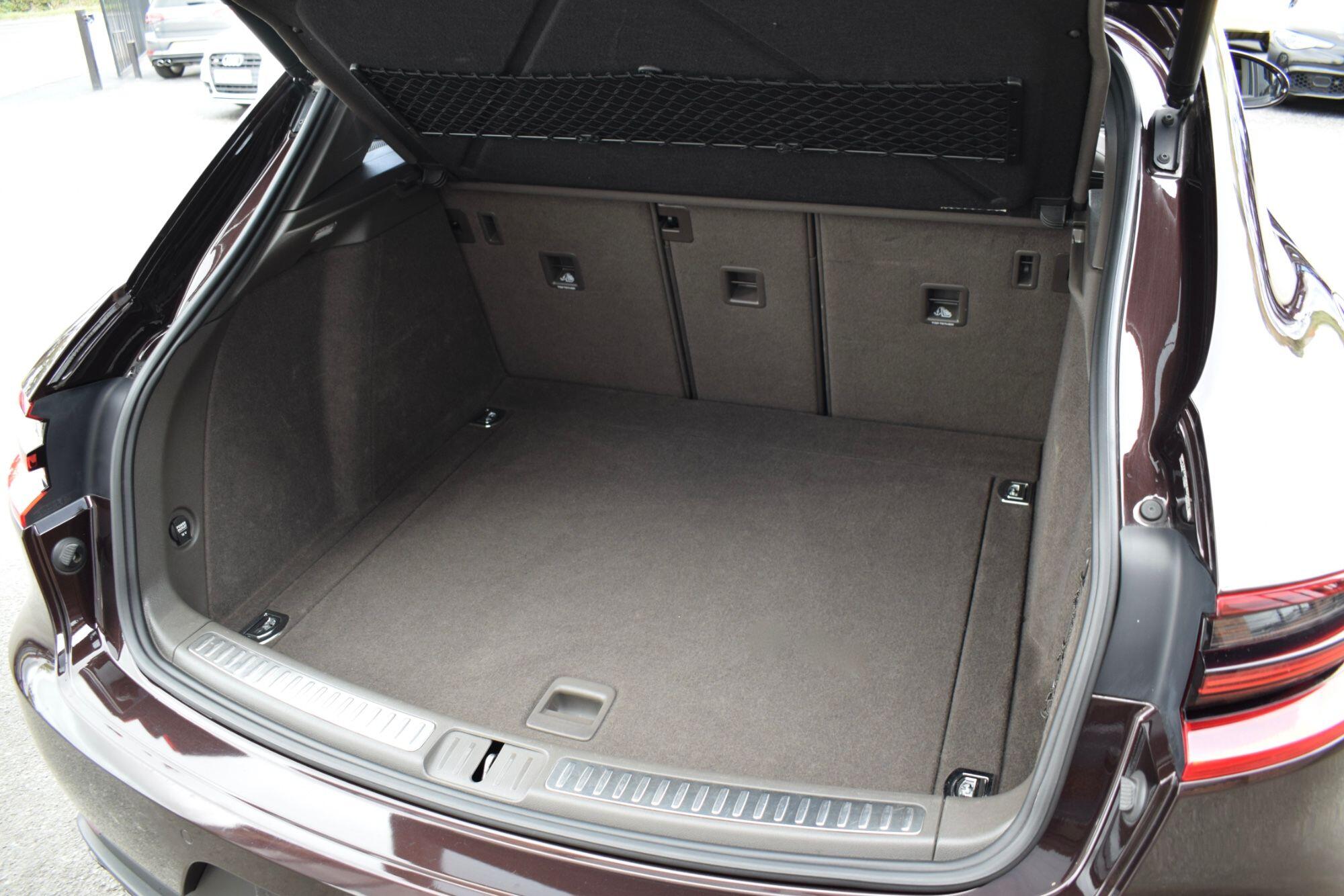 Porsche Macan view 23