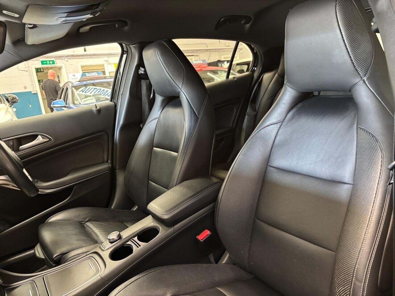 Mercedes-Benz GLA view 27