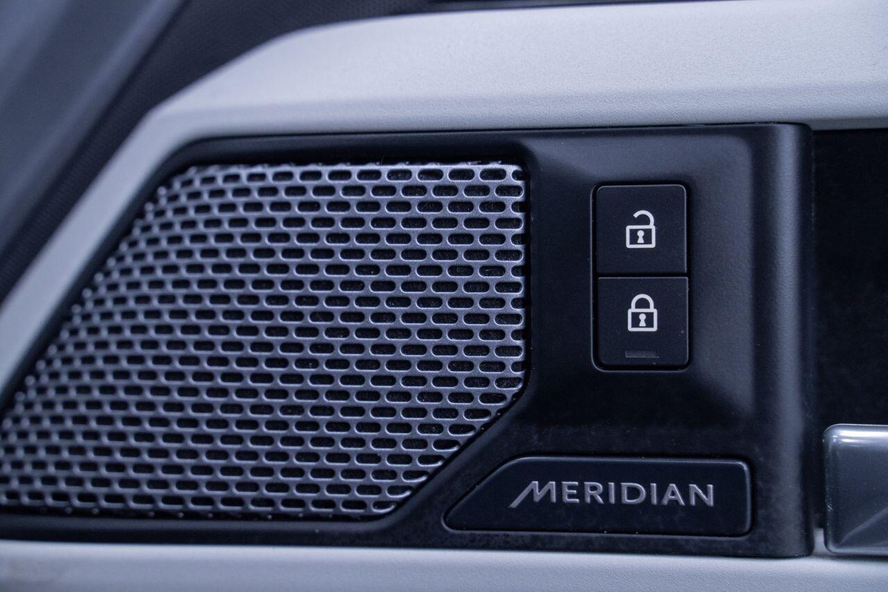 Land Rover Defender view 22
