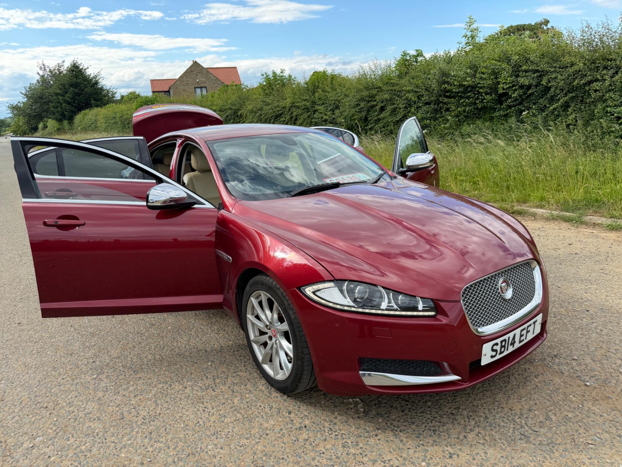 Jaguar XF view 16