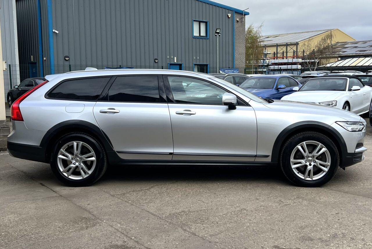 Volvo V90 Cross Country view 7
