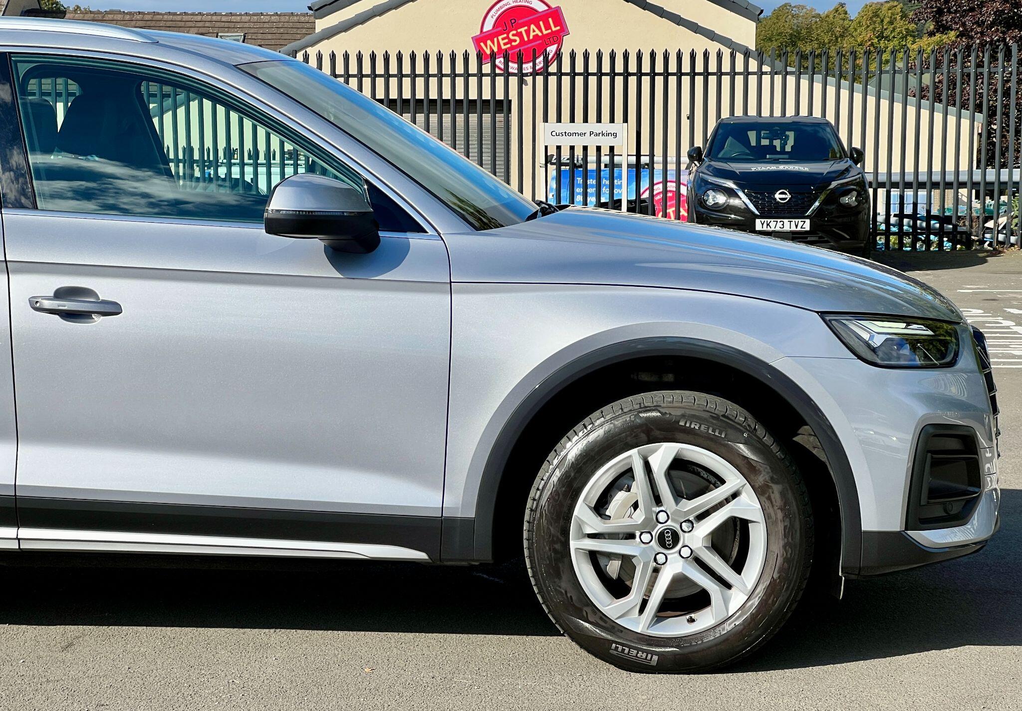 Audi Q5 view 8
