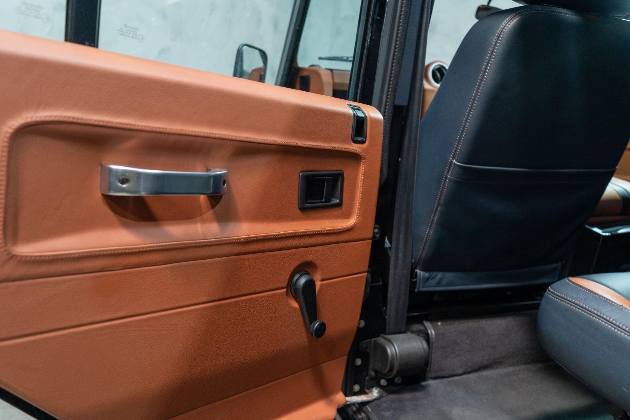 Land Rover Defender view 31