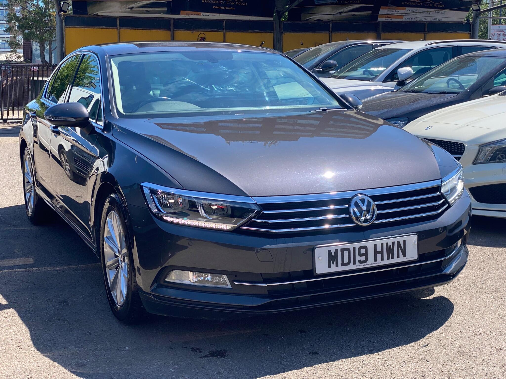 Volkswagen Passat view 4