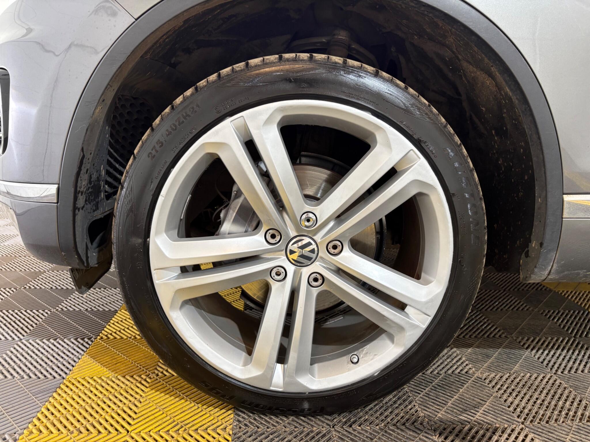 Volkswagen Touareg view 44