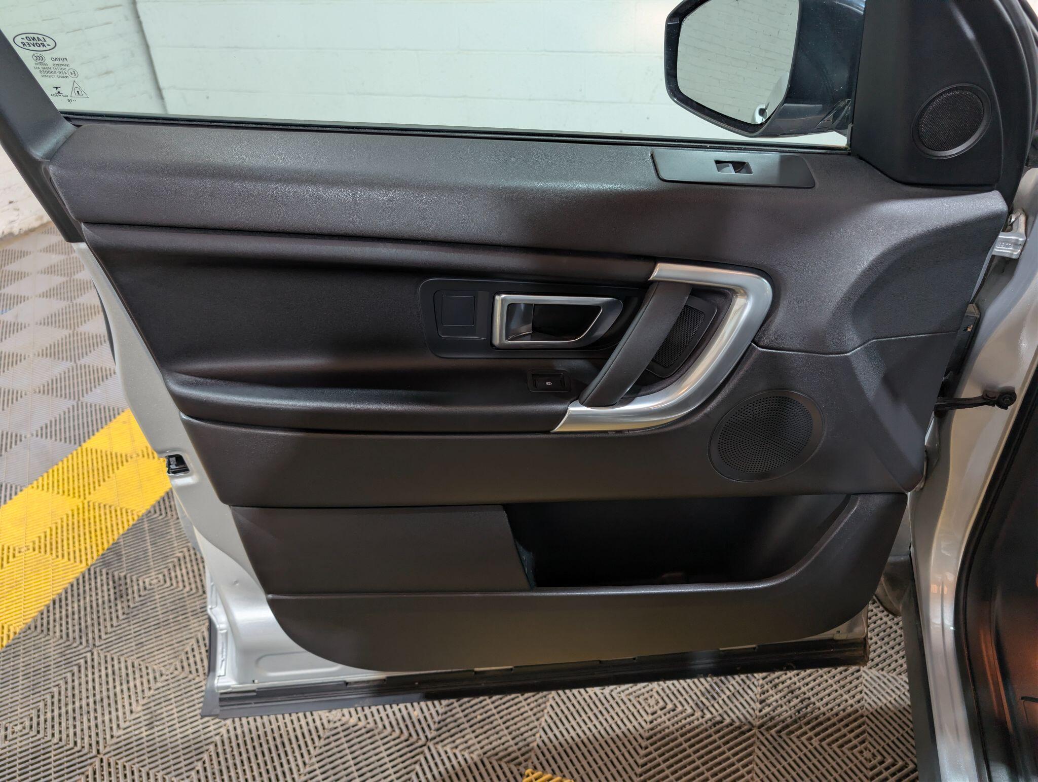 Land Rover Discovery Sport view 73