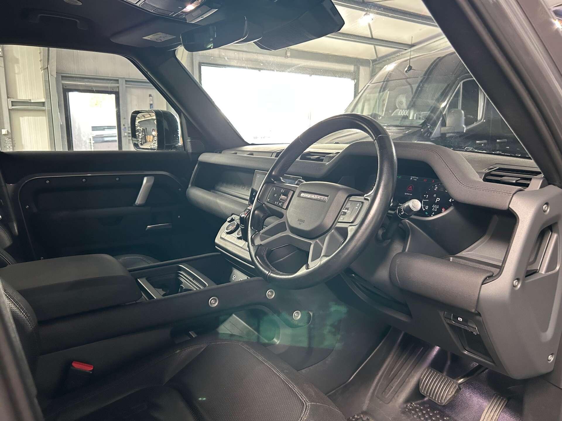 Land Rover Defender 110 view 35