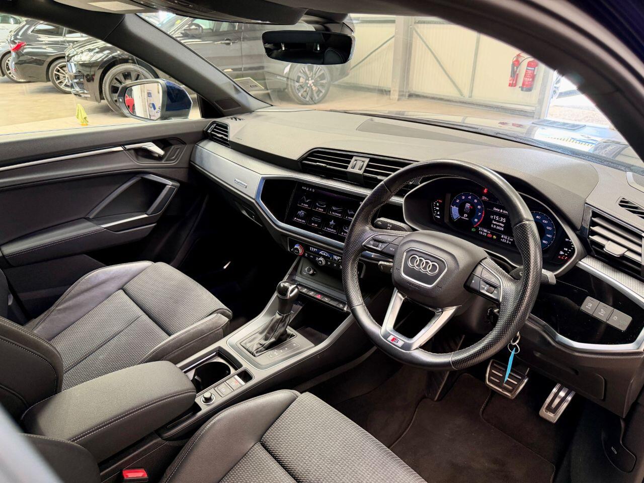 Audi Q3 view 8