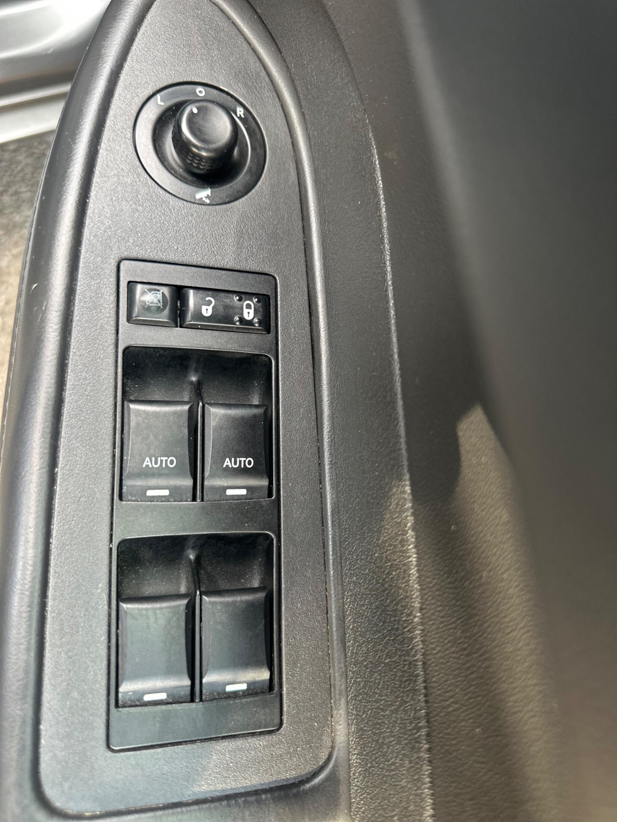 2008 Chrysler 300C image 33