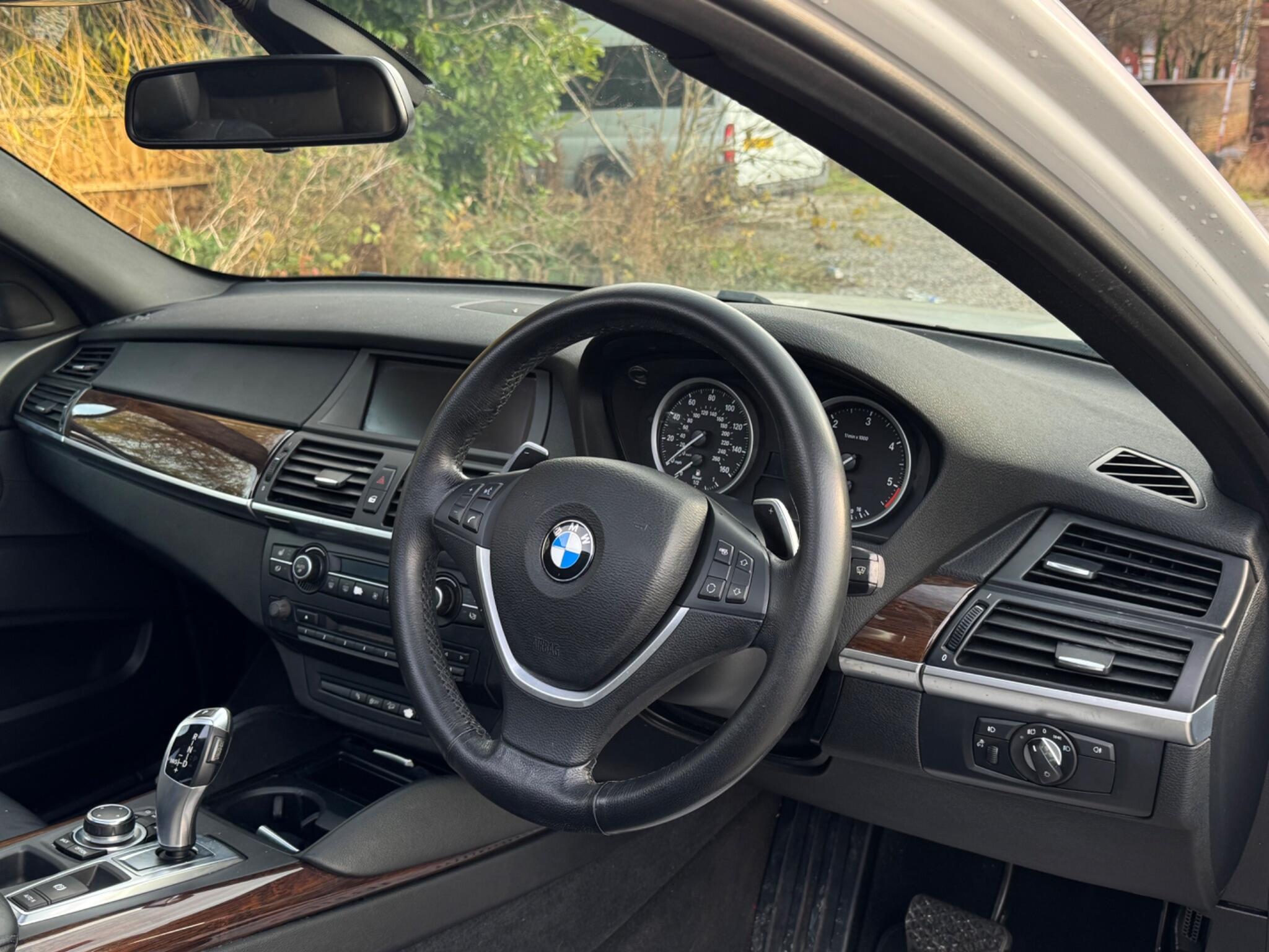 BMW X6 view 14