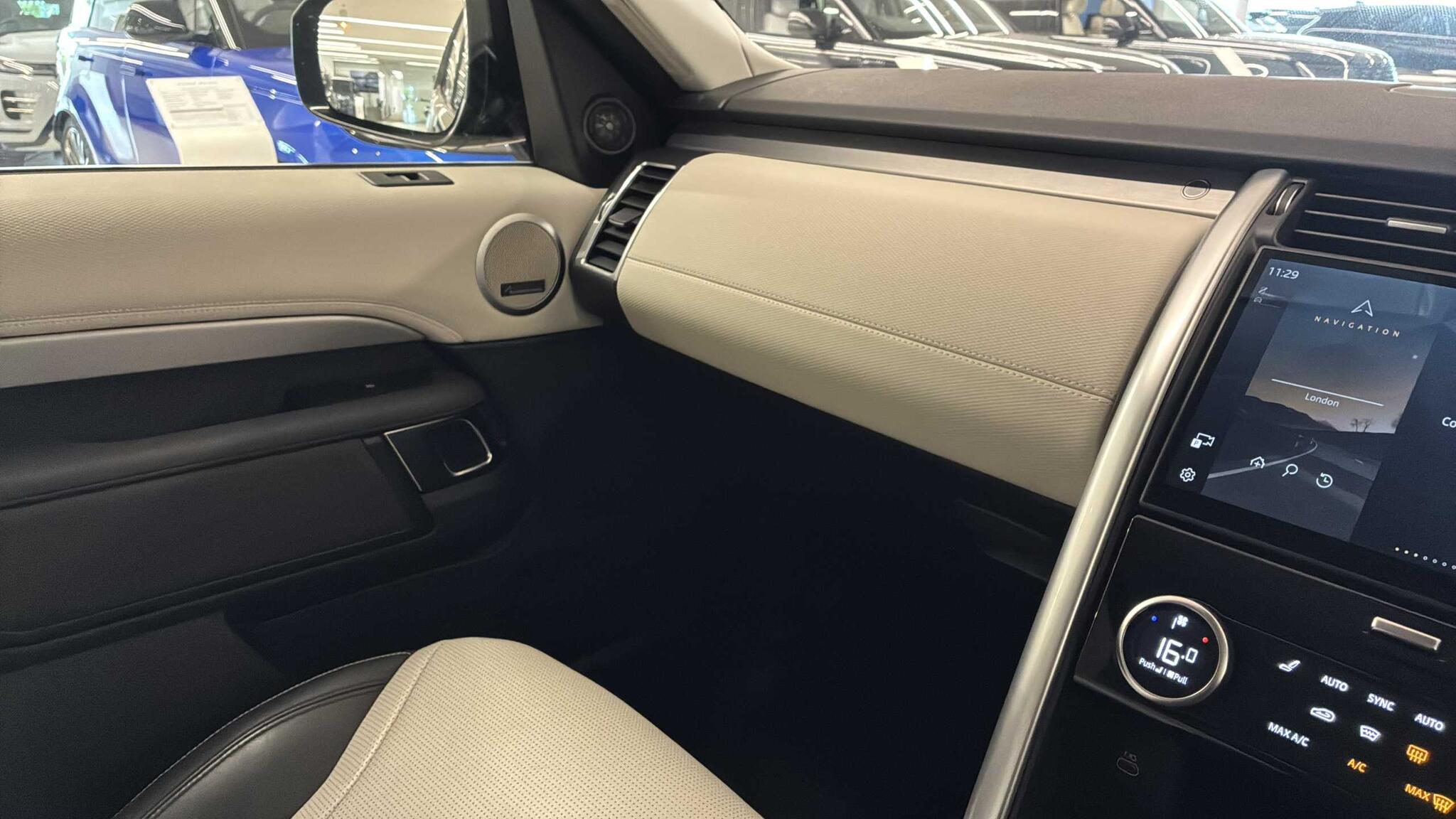 Land Rover Discovery view 25