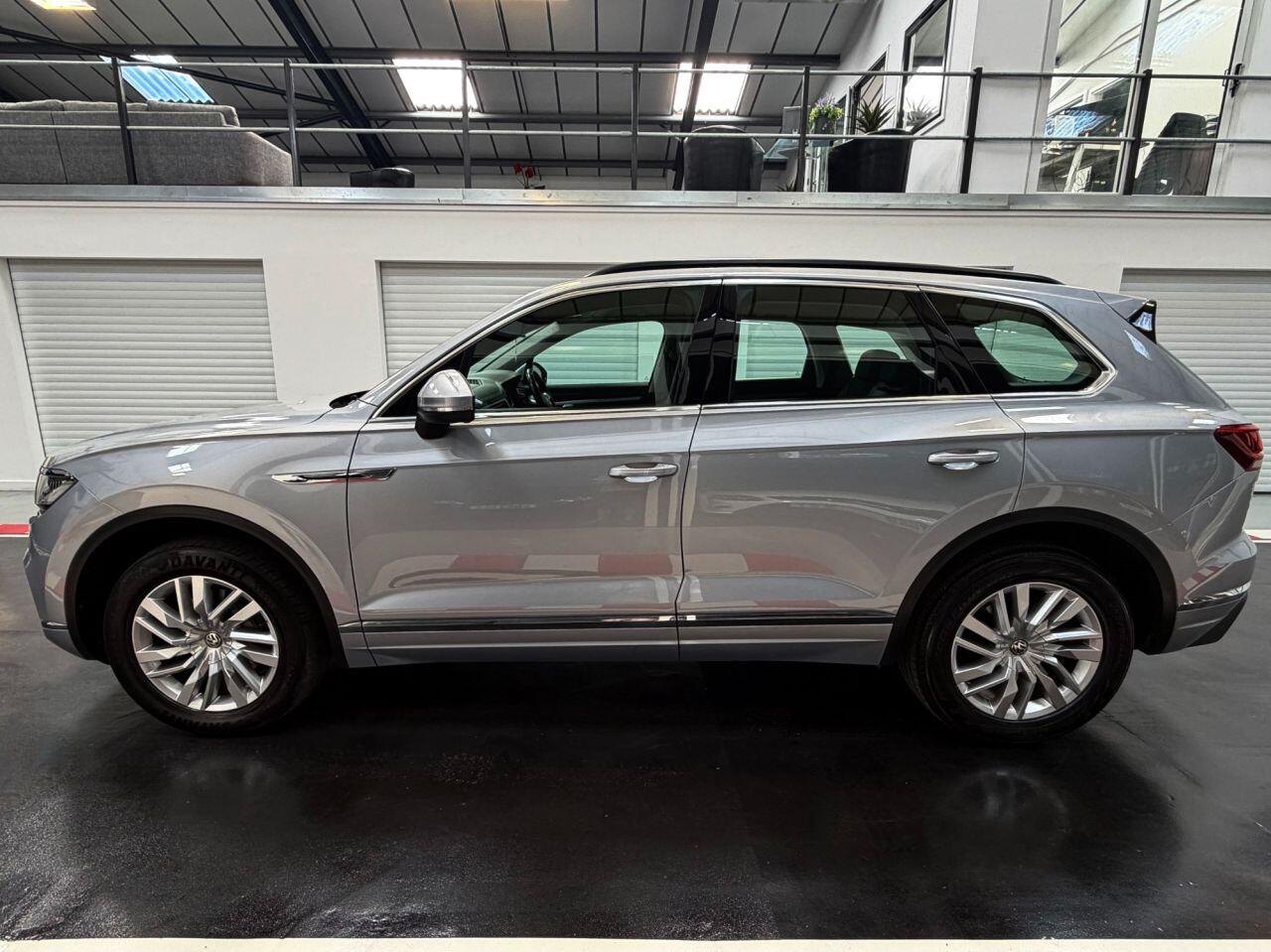 Volkswagen Touareg view 8