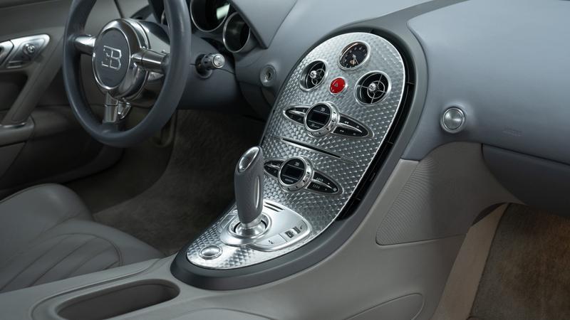 Bugatti Veyron view 30