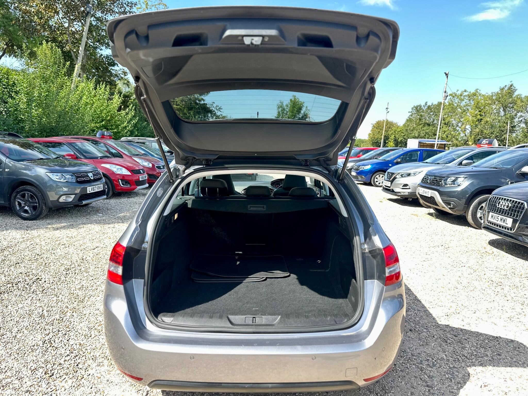 Peugeot 308 view 18