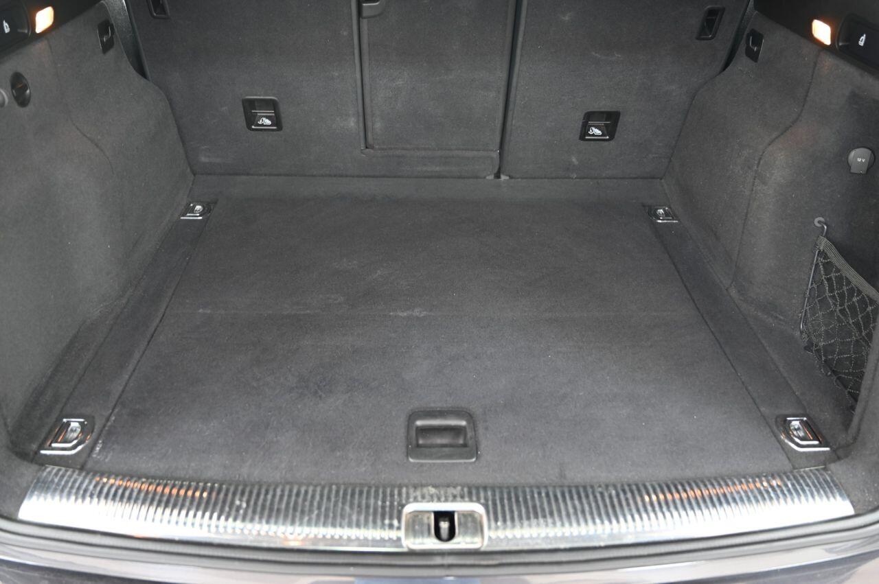 Audi Q5 view 8