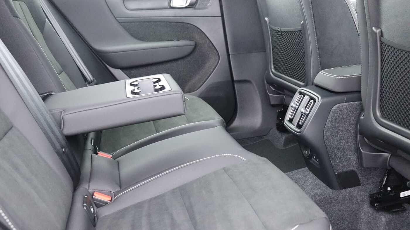 Volvo XC40 view 34