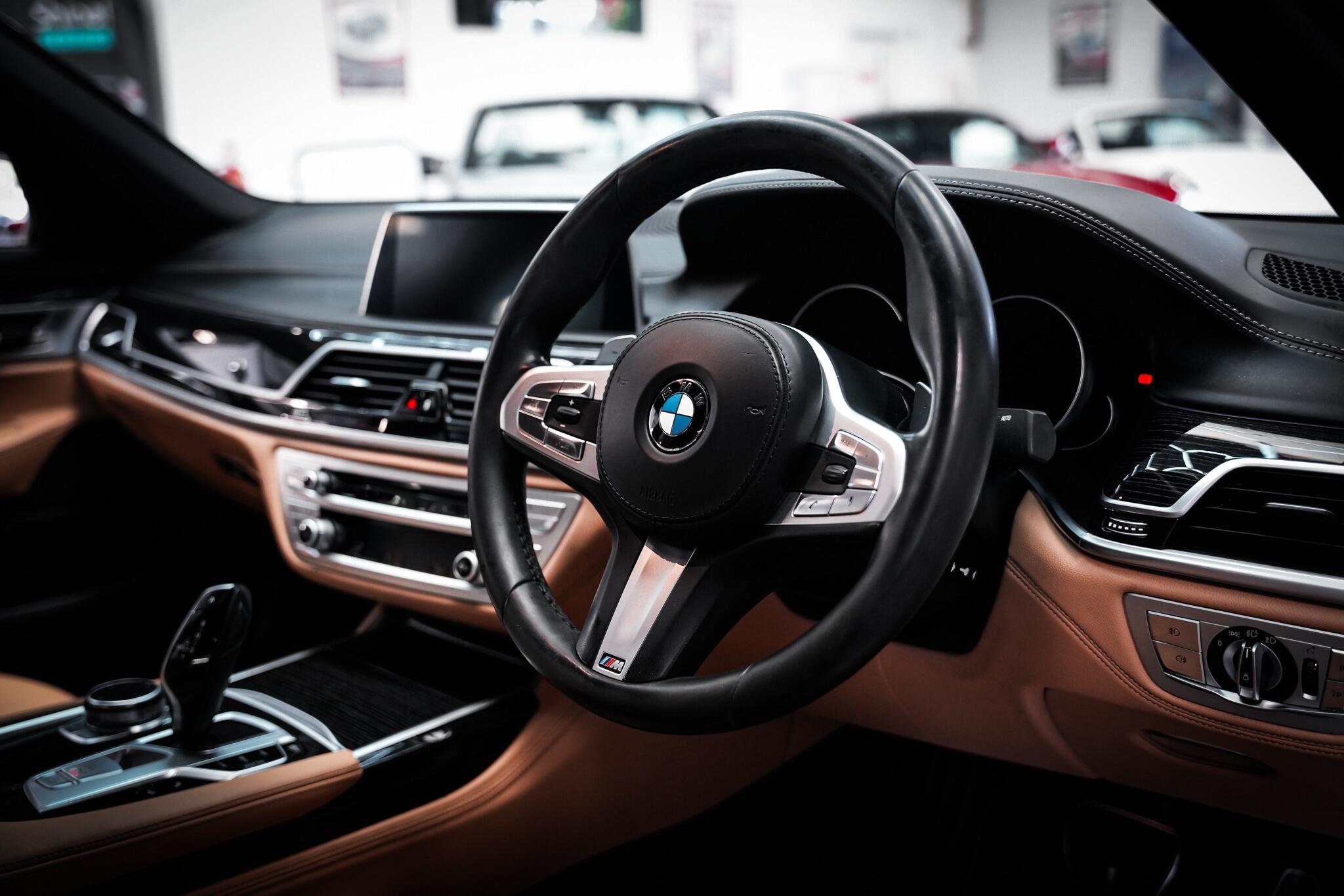 BMW 7 Series view 18