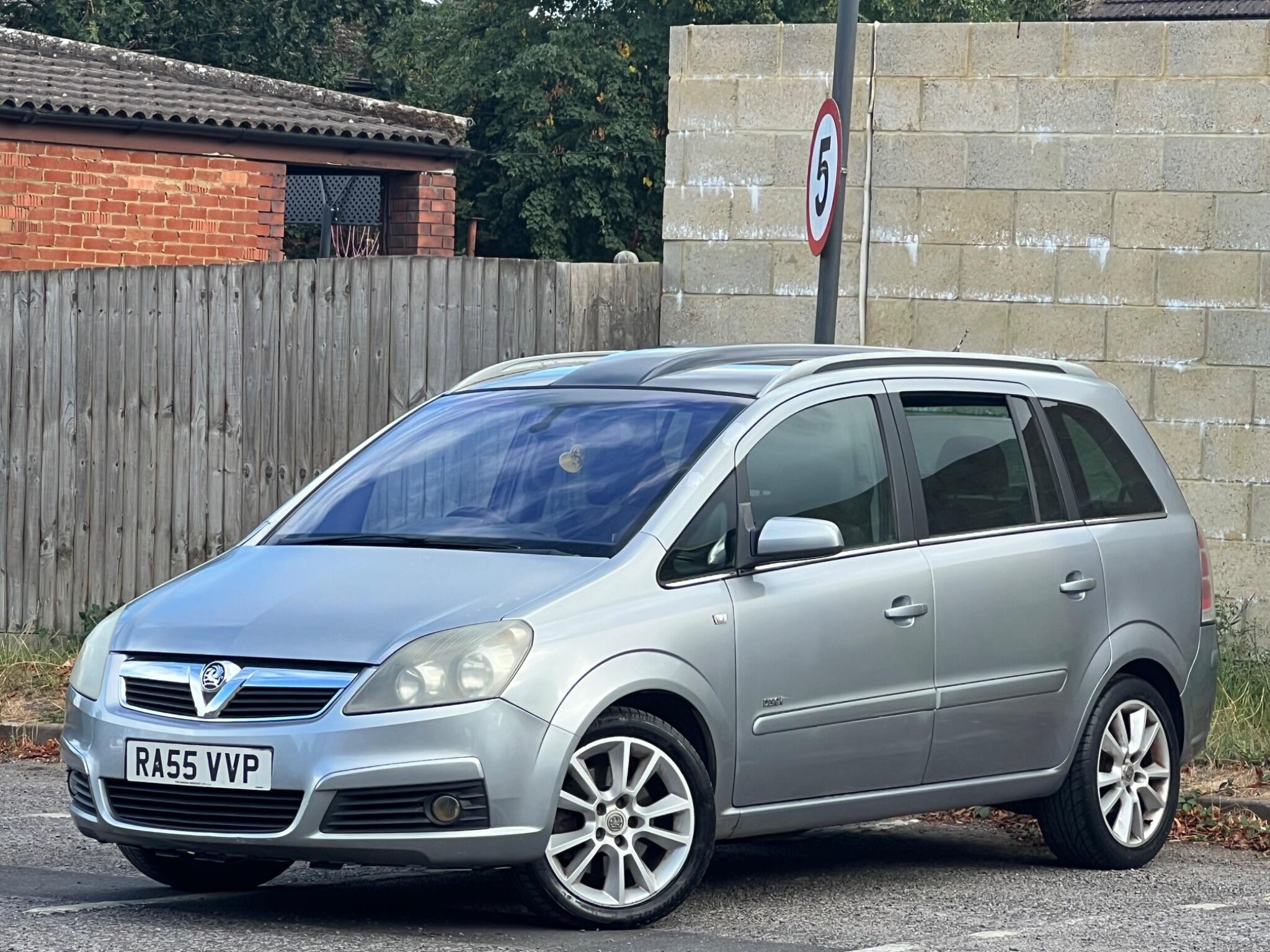 Vauxhall Zafira view 4