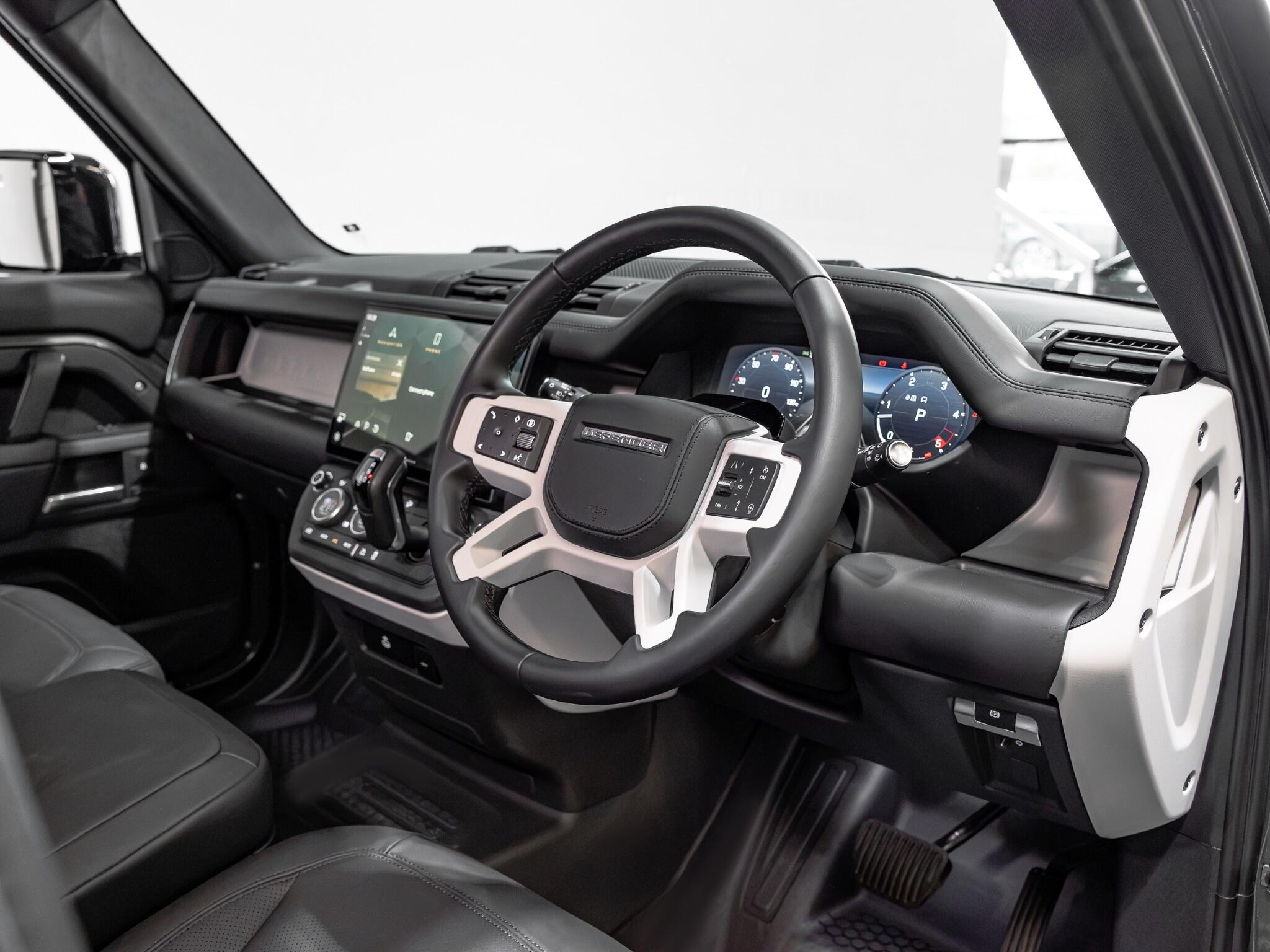 Land Rover Defender 110 view 16