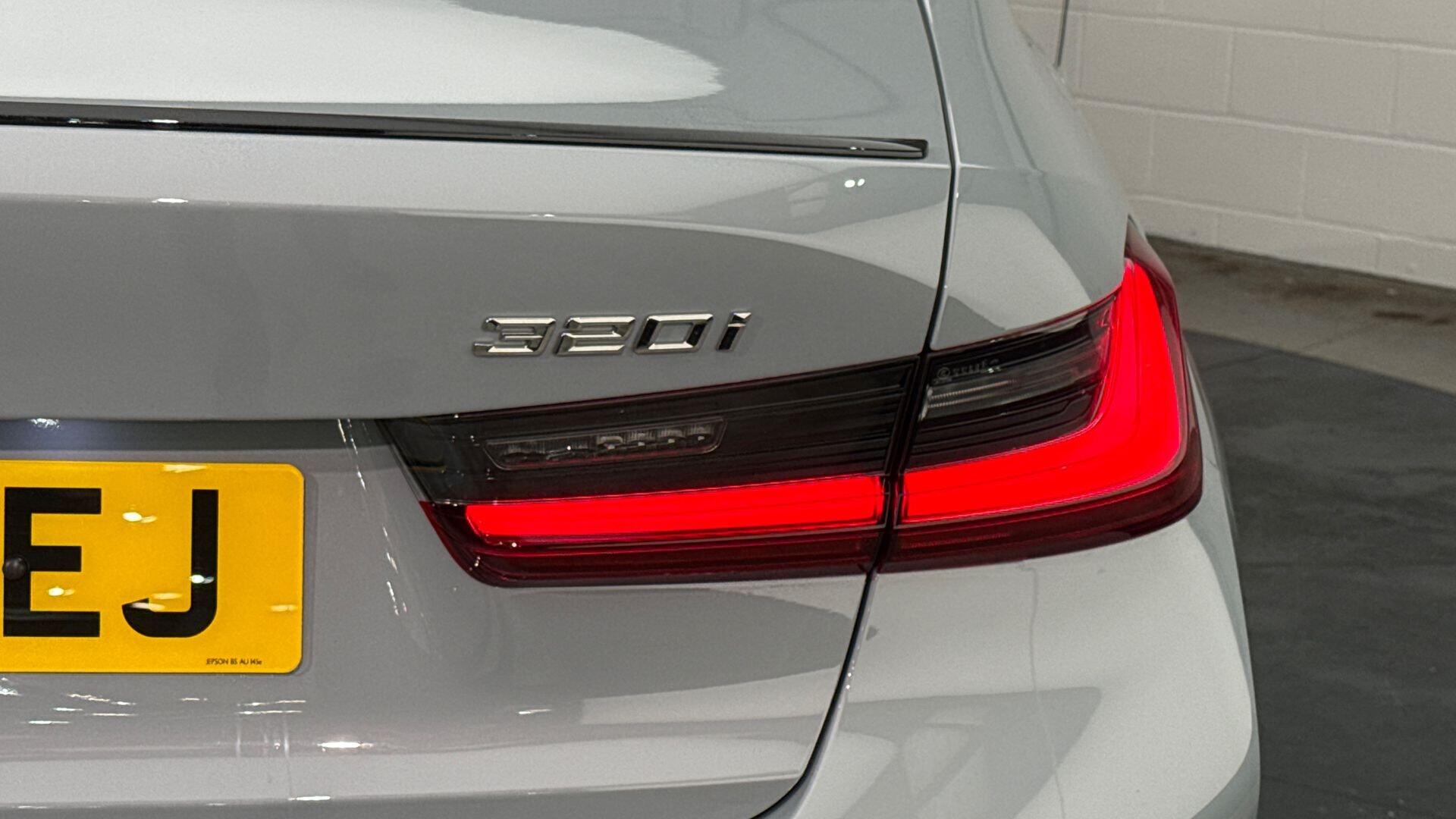 BMW 3 Series view 22