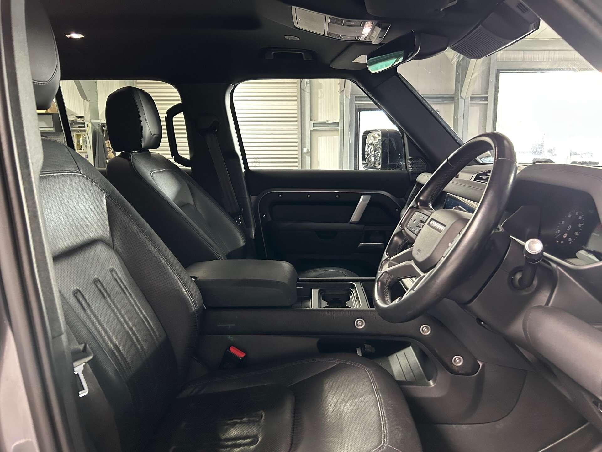 Land Rover Defender 110 view 34