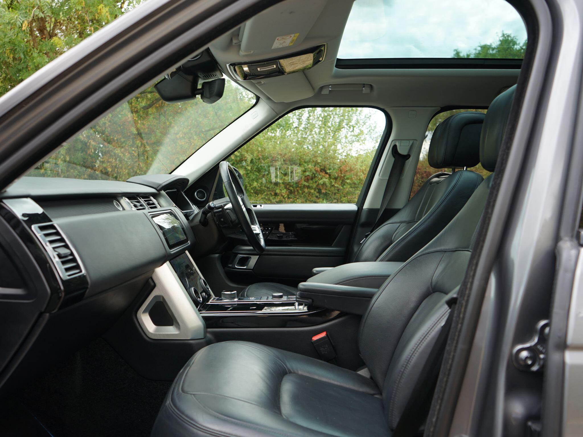 Land Rover Range Rover view 3