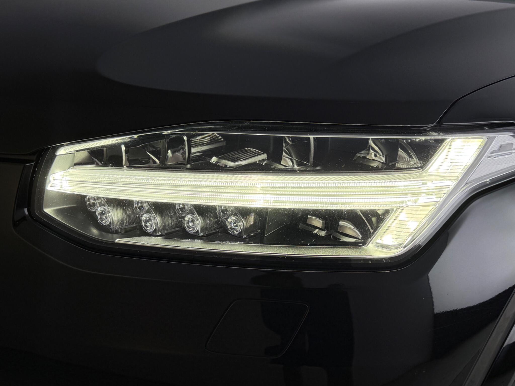 Volvo XC90 view 12