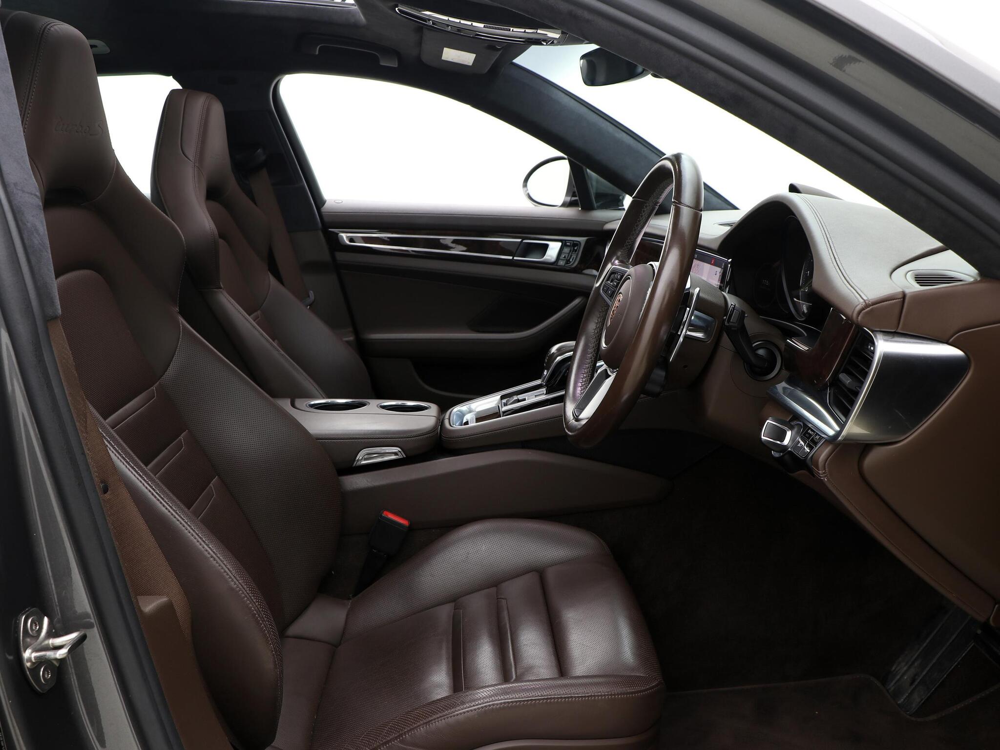 Porsche Panamera view 36